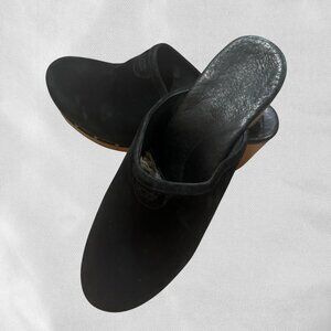 **🖤 RARE FIND: UGG Abbie Black Suede Clogs - Size 9 | Mostly Indoor-Worn 🖤